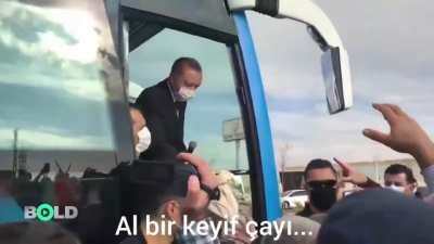 Ulan bir de k&ouml;peğe fırlatır gibi &ccedil;ayı fırlatıyor.Orada olacaksın o &ccedil;ayı suratına geri fırlatacaksın da...neyse
