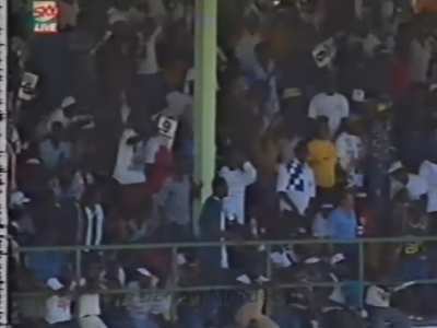 Courtney Walsh sends down a cracking yorker to Stephen Fleming