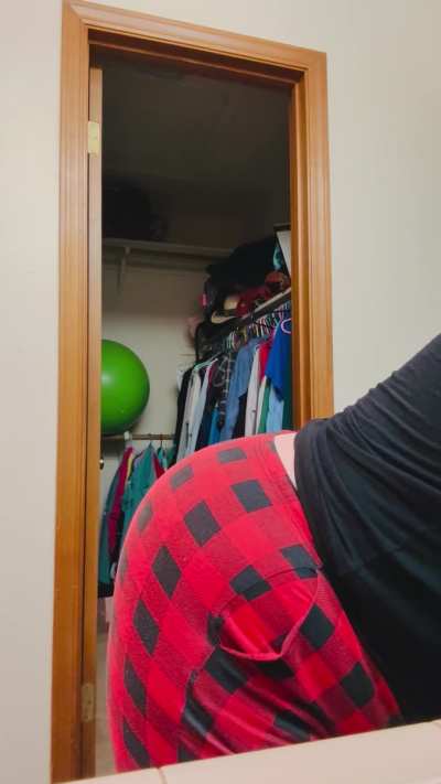 Your Bossy MILF&rsquo;s Farting Cheeks Just Let One RIP&hellip; Now Get Over Here &amp;amp; Inhale Every Last One, My Favorite Boy-Toy 🔥