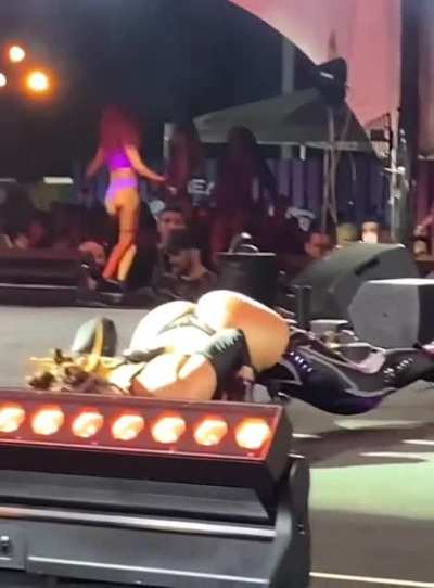 Anitta jiggling on stage