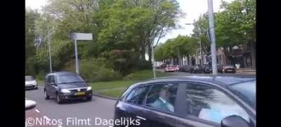 Cop imitates siren &ldquo;ta tu ta tu&rdquo;