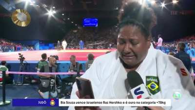 Entrevista de Beatriz Souza logo ap&oacute;s ganhar o primeiro ouro do Brasil em Paris: "Deu certo, m&atilde;e. Pai, eu consegui. Foi pela v&oacute;. &Eacute; pra v&oacute;, m&atilde;e. Eu amo voc&ecirc;s mais que tudo."