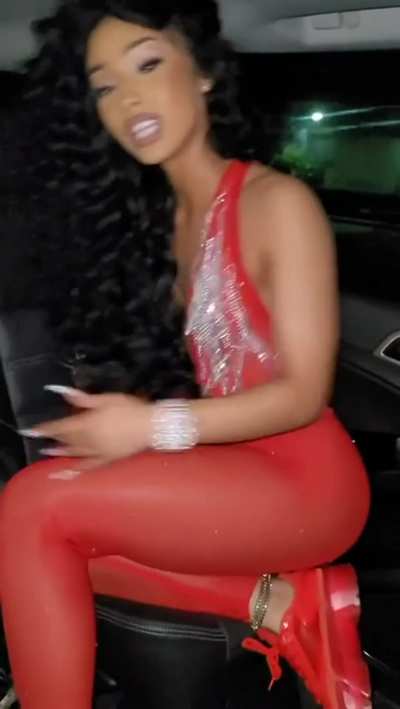 Rubi 🌹 couldn't resist to tap that pussy while jamming to WAP