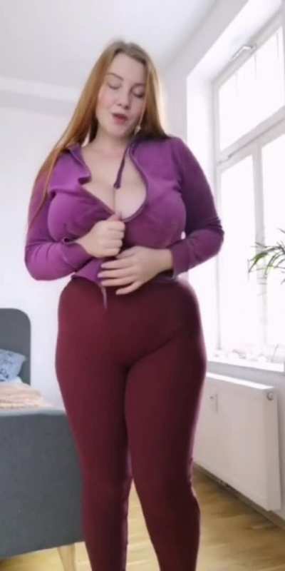 Curvy redhead with the body of a Milf 😈