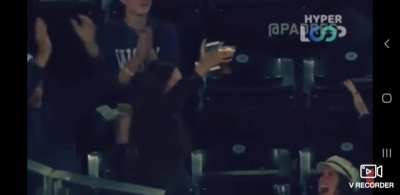 Fan catches baseball in her beer cup ⚾️🍺