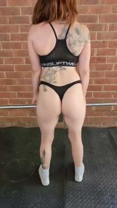 Workouts are more fun with an audience 😈(F)
