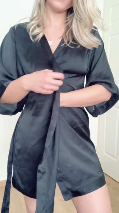 Upvote if you’d pin me against the wall and fill my lil pussy with cum.. 💓🤭