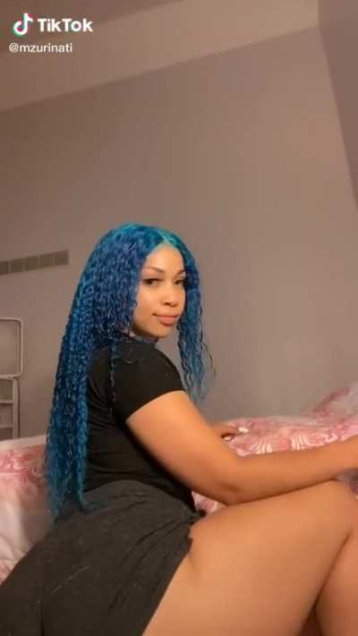 Blue thot twerking