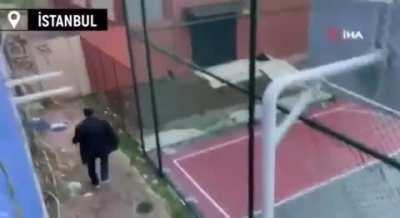 İstanbul Esenyurt'ta okey masasında yakalanan bir kişi, camdan ve tellerden atlayarak polisten ka&ccedil;tı.