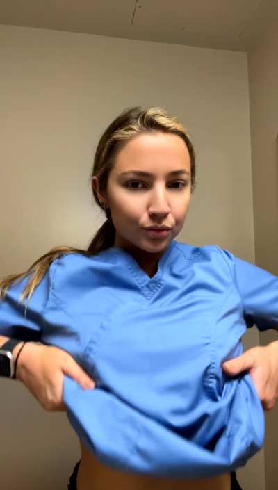 Dropping my tits out at work makes me so horny🥵