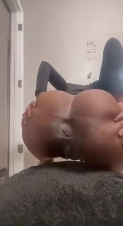 She spread that musty ass