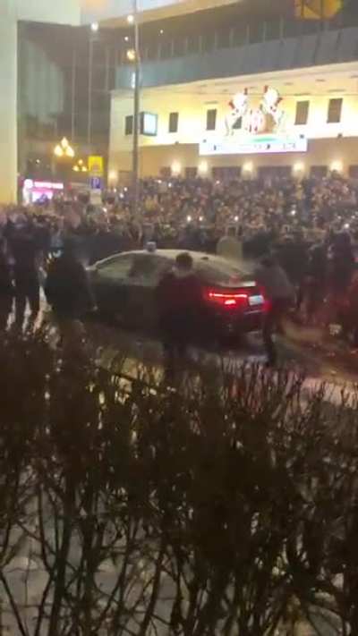 FSB car got attacked by protesters in Moscow at today's protest
