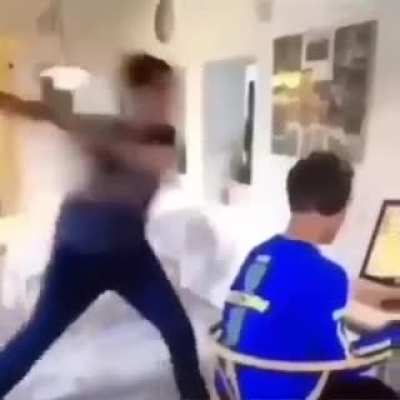 Oğlum kalk o bilgisayarın başında, beni oraya getirmee
