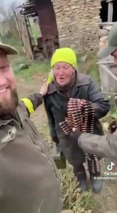 Grandma from the liberated Kherson region was waiting for Ukrainian soldiers and gave them some ammo