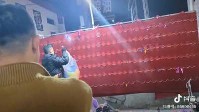 Amazing aiming skills at a fun fair game