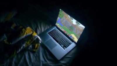 Tu familia est&aacute; dormida y est&aacute;s jugando Minecraft en una noche de verano de 2012 mientras tus vecinos se pelean