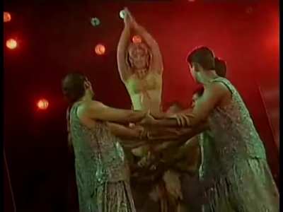 Twinkle Khanna hot navel enjoyed by co-dancers