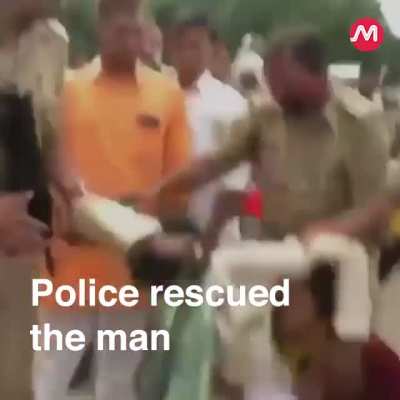Muslim man brutally assaulted and thrashed amid chants of Jai Shree Ram, an Hindu religious slogan, in Kanpur, India; small daughter begs for mercy all the time while him being thrashed. Recent 10 August 2021 incident. Detailed link in comments.Warning: D