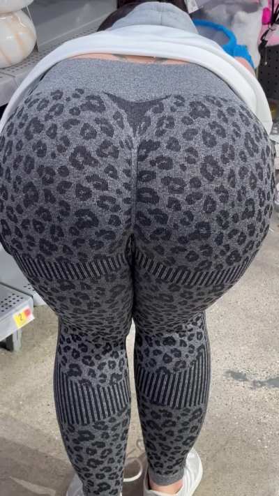 Out shopping for Christmas décor in my new cheetah leggings