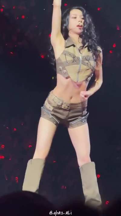 250928 - Celebrating Chaeyoung's return with some new "Right Hand Girl" footage!