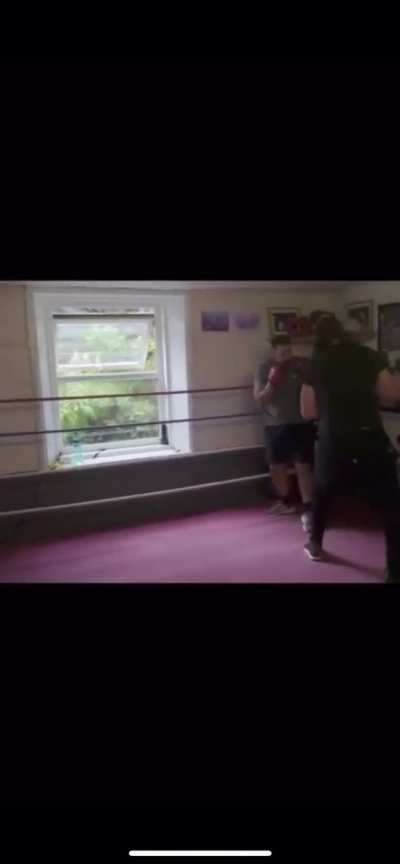 I&rsquo;m I too unorthodox? This was a body spar about two and half years ago but I never got opinions just wondering. Still undefeated since then in terms of fights