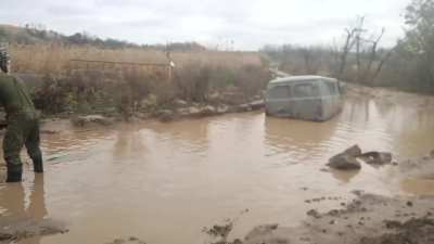 Ru pov The mud season has started in Ukraine. Here are Russian soldiers recovering their UAZ "Bukhanka" van.