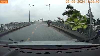 Video Cầu Phong Ch&acirc;u Ph&uacute; Thọ Sập , Kinh Khủng c&aacute;c b&aacute;c ạ