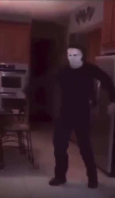 BOM BOMBA, VAZOU O TRAILER DE HALLOWEEN ENDS (Batalha de Dan&ccedil;a?)
