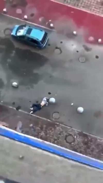18岁孩子玩手机，他妈不让玩跳楼自杀了，他妈上楼也上吊自杀了。吉林舒兰市铁东街市医院附近