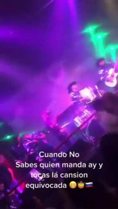 Mexicali BC; Los nuevos ilegales were told to stop playing the JGL song (CDS-Chapos) they stopped and started to sing a song for el Chav&oacute; felix instead, (CDS-Zambada)