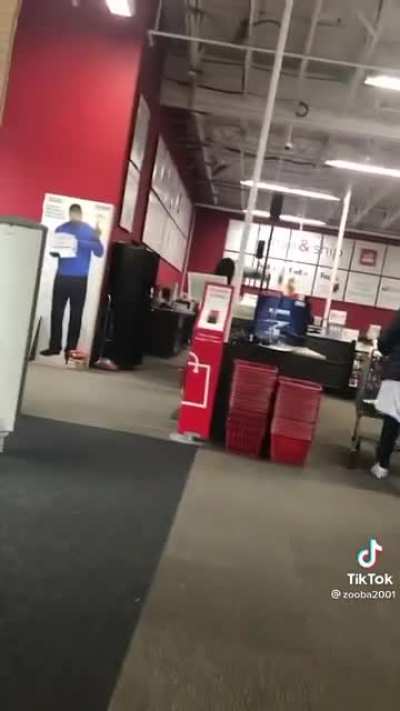 Karen compares store worker&rsquo;s hijab to her right not to wear a mask in public (TikTok: @zooba2001)
