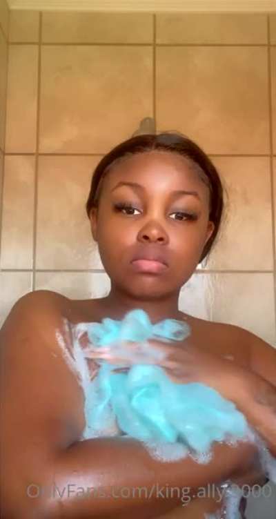 🧖🏽&zwj;♀️