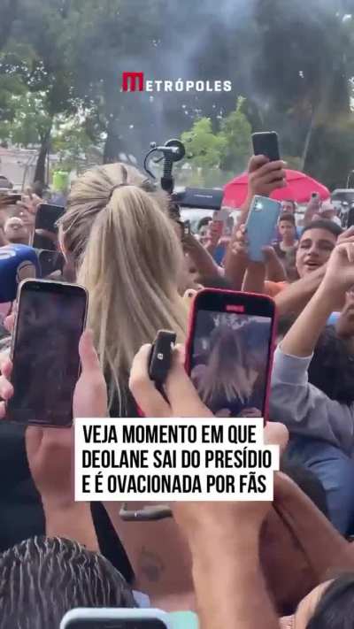 Veja momento em que Deolane sai do pres&iacute;dio e &eacute; ovacionada por f&atilde;s 