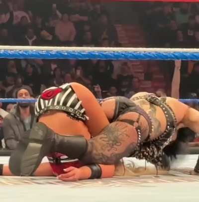 Frankly, in moments like these, cameramen need to be a team and perfectly positioned 😂😂😂