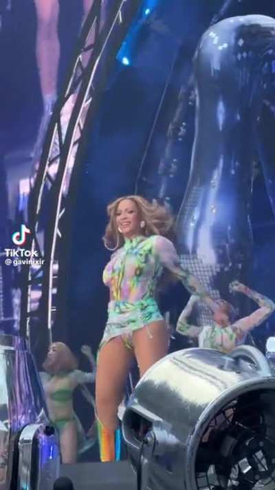 Queen B