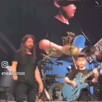 Dave Grohl invites 10 year old Collier on stage at the Kansas City show to perform Enter Sandman.