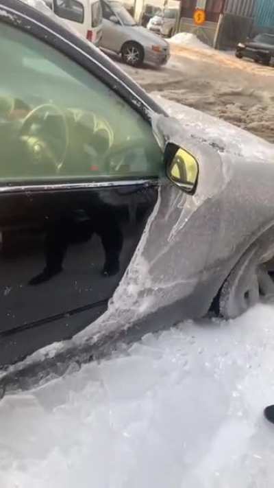 Ruso quitando el hielo ma&ntilde;anero del coche