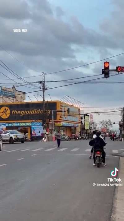 Chắc c&ocirc; n&agrave;y bị hồn Hồ nhập