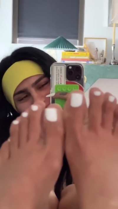 Mia khalifa Pretty toes 😍