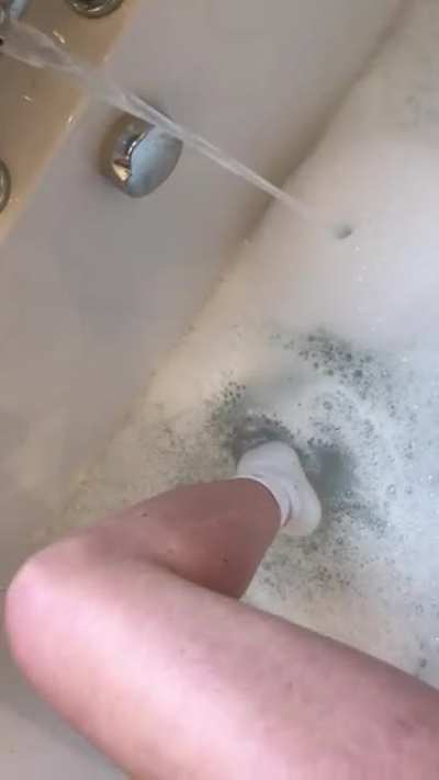 Hot, soapy, wet sock heaven 🤤🥰 Who want to peel these slippery, smelly socks off me? 🤷🏼‍♀️