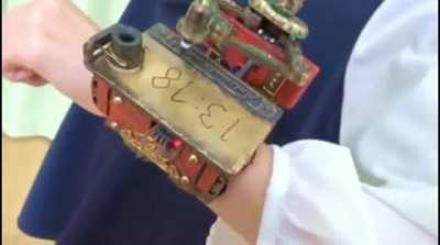 Este rel&oacute;gio steampunk escreve a hora a cada minuto e a apaga antes de escrever novamente