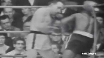 68 years ago today, contender Gene Fullmer said, "fuck it," and handed the GOAT 🐐 P4P, Sugar Ray Robinson, his 5th pro loss to claim the undisputed middleweight title 🥊. He then went 2-1-1 vs SRR and defended his NBA title 5 times. 🎥 To celebrate, let's l