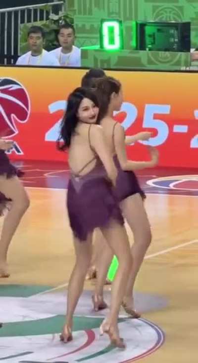 CBA拉拉队 谁的女儿 未来谁的妻<wbr>子 谁的母亲 亦或是哪个<wbr>领导的鸡巴<wbr>套子？