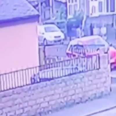 Two lads ditch a stolen car after police chase. Keep an eye on the driver (right side). Very slick move.