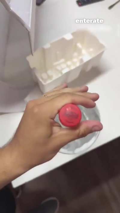 Importa varias PlayStation 5 pero dos cajas llegaron con una botella de agua con la tapa de Manaos.