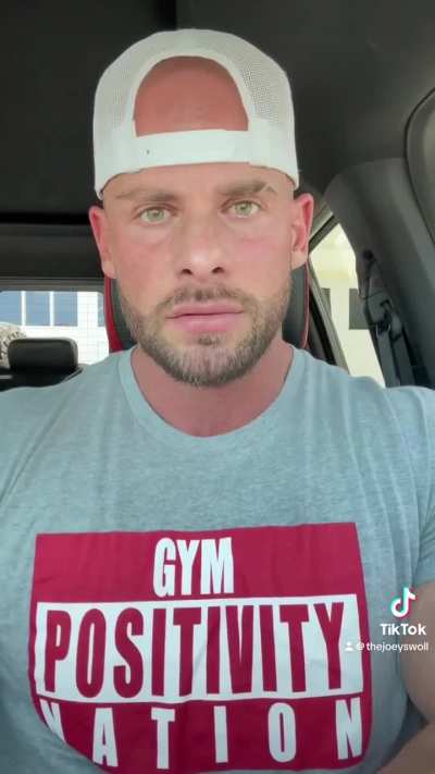 "Fitness Trainer" stands on equipment like an idiot, accuses people of checking her out