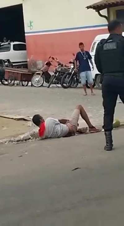 Algu&eacute;m d&ecirc; uma medalha para o rapaz que jogou o coco