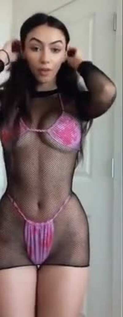 No clue who she is but those hips tho, anyone got a name?