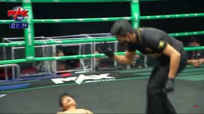 14-year old prospect Petchphadan with a beautiful first-round stoppage. He&rsquo;s won all of his 5 Max Muay Thai fights so far, ending 4 of them inside the distance.