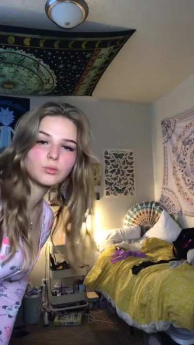 @sava.schultz // Age: 19 // She cute AF ngl 🤩🥴